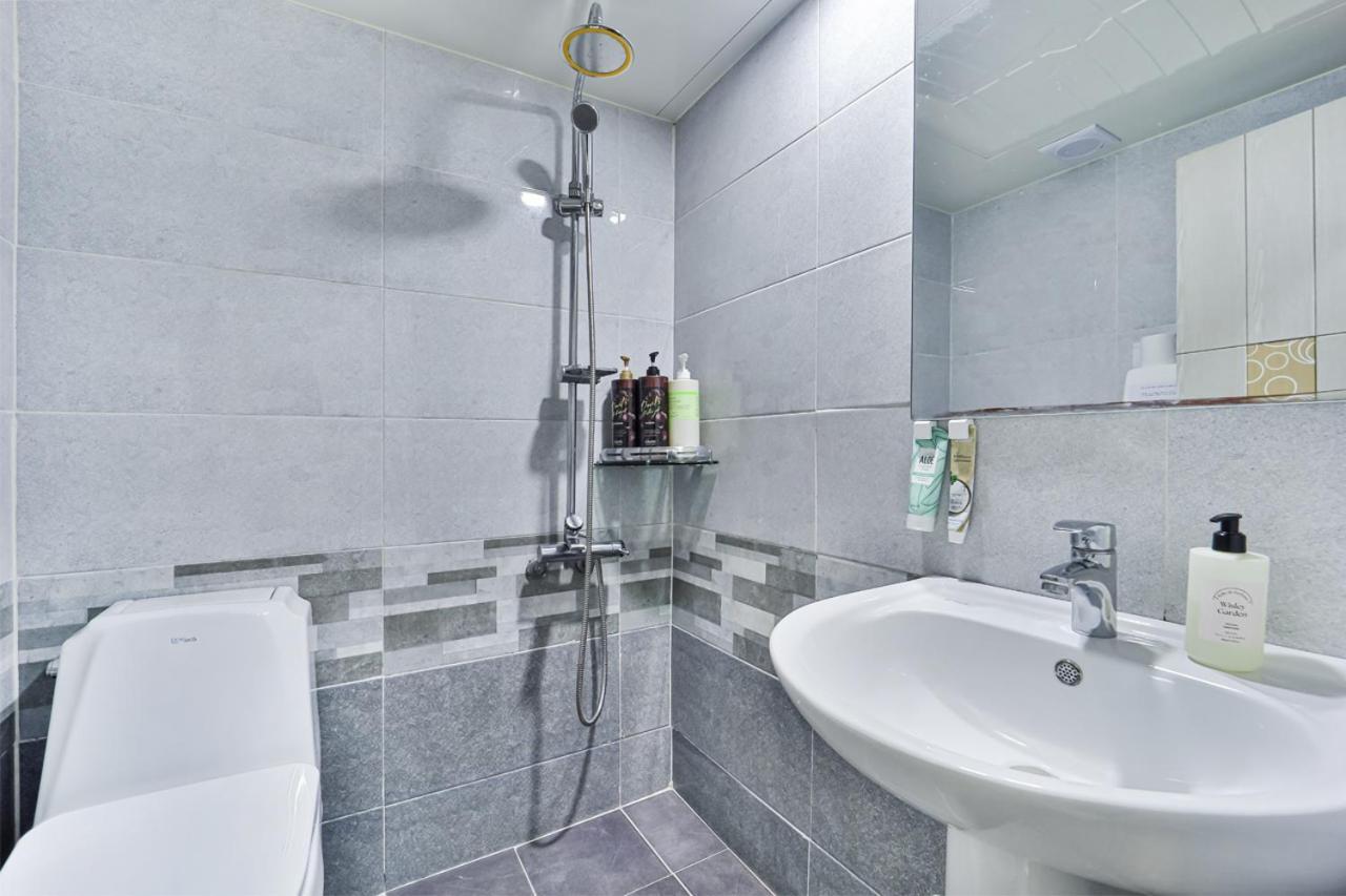 #hongdae 20min #gangnam 18min #sillim 3min #freeparking #airport Bus 5min Seul