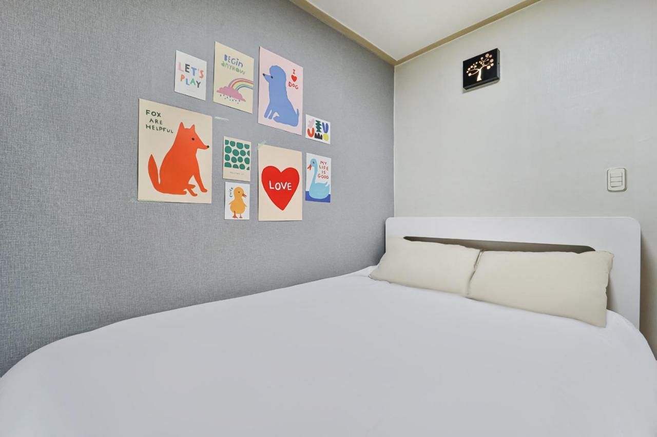 #hongdae 20min #gangnam 18min #sillim 3min #freeparking #airport Bus 5min Guest house *